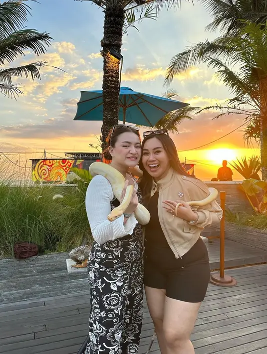 Di resor, Nathalie mengenakan long sleeve top putih yang dipadukan dengan jumpsuit monokrom. [Instagram/nathalieholscher]