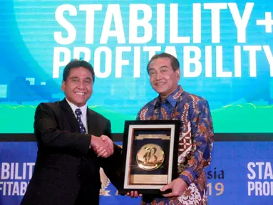 Direktur Utama BRI Suprajarto (kanan) menerima penghargaan dari Komisaris Utama PT Jurnalindo Aksara Grafika pada Bisnis Indonesia Award 2019 di Jakarta, Jumat (12/7/2019). Bank BRI mendapatkan penghargaan sebagai Bank Persero Terbaik dan CEO of The Year 2019. (Liputan6/com/HO/Rizki) 