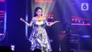 Penyanyi Vina Panduwinata tampil pada hari pertama BNI Java Jazz Festival 2022 di JIExpo Kemayoran, Jakarta, Jumat (27/5/2022). Perhelatan musik BNI Java Jazz Festival 2022 digelar pada 27-29 Mei yang menampilkan musisi-musisi dari dalam dan luar negeri. (Liputan6.com/Johan Tallo)