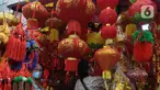Pedagang menjual pernak pernik perayaan Imlek 2024 di Kawasan Glodok, Jakarta, Jumat (19/1/2024). (merdeka.com/Imam Buhori)
