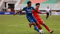 Pemain Persib Bandung, Frets Butuan (kiri) mengontrol bola dibayangi pemain Borneo FC, M Taufany Muslihuddin dalam pertandingan lanjutan BRI Liga 1 2022/2023 yang berlangsung di Stadion Pakansari, Bogor, Kamis (26/1/2023). (Bola.com/Ikhwan Yanuar)