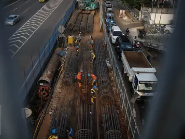 Pekerja menyelesaikan pembangunan jalur layang Mass Rapid Transit (MRT) di Jalan TB Simatupang, Jakarta, Senin (28/3/2016). (Liputan6.com/Faizal Fanani)