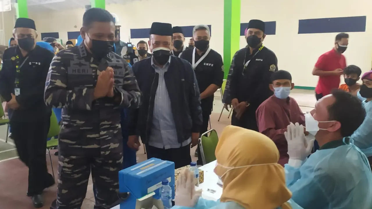 Wakasal Laksamana Madya TNI Ahmadi Heri Purwono mengawasi jalannya vaksinasi covid-29 kalangan santri, pelajar dan masyarakat di kampus Institut Agama Islam Latifah Mubarokiyah (IAILM) Suryalaya, Tasikmalaya.