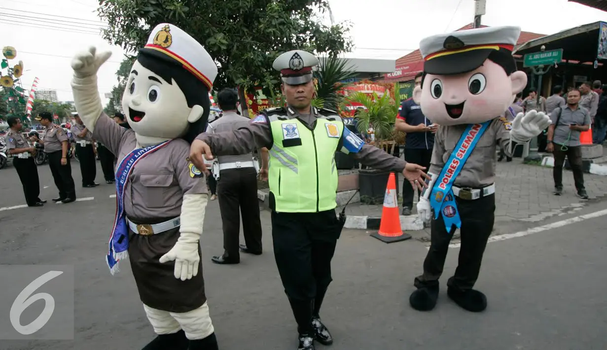 Maskot Polantas ikut mengatur lalu lintas di depan Warung polisi gratis di kawasan Abubakar Ali,Yogyakarta, Kamis (22/9). Warung itu dibuka untuk masyarakat pada HUT Polantas ke 61 dengan menyediakan 550 porsi. (Liputan6.com/ Boy Harjanto)