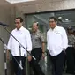 Kapolri Jenderal Tito Karnavian, Menhub Budi Karya Sumadi dan Menkominfo Rudiantara bersiap memberikan keterangan usai menyosialisasikan pemberlakuan revisi Permenhub No. 32 Tahun 2016, di Mabes Polri, Jakarta, Selasa (21/3). (Liputan6.com/Helmi Afandi)