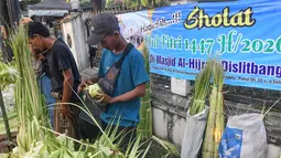 Menjelang Hari Raya Idul Fitri 1447 Hijriah, aktivitas pedagang musiman kulit ketupat lebaran kian meningkat. Tampak dalam foto, pedagang menyelesaikan produksi kulit ketupat lebaran di Pasar Pondok Labu, Jakarta, Rabu (18/3/2026). (merdeka.com/Arie Basuki)