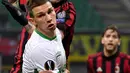 Pemain AC Milan, Alessio Romagnoli dan pemain Ludogorets, Jakub Swierczok berebut bola pada leg kedua babak 32 besar Liga Europa di San Siro, Milan, Kamis (22/2). Milan menang tipis 1-0 sehingga lolos ke babak 16 besar. (Daniel Dal Zennaro/ANSA via AP)