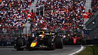 Max Verstappen begitu nyaman sebagai pimpinan lomba hingga lap ke-49. (Getty Images via AFP/Clive Mason)