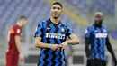 Pemain Inter Milan, Achraf Hakimi, melakukan selebrasi usai mencetak gol ke gawang AS Roma pada laga Liga Italia di Stadion Olimpico, Roma, Minggu (10/1/2021). Kedua tim bermain imbang 2-2. (AP Photo/Gregorio Borgia)