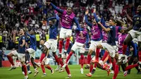 Para pemain Prancis merayakan kemenangan timnya atas Inggris pada akhir perempat final Piala Dunia 2022 di Al Bayt Stadium, Al Khor, Minggu (11/12/2022) dini hari WIB. Di semifinal, Prancis akan menghadapi Maroko yang membuat kejutan dengan menyingkirkan Portugal. (AP Photo/Christophe Ena)