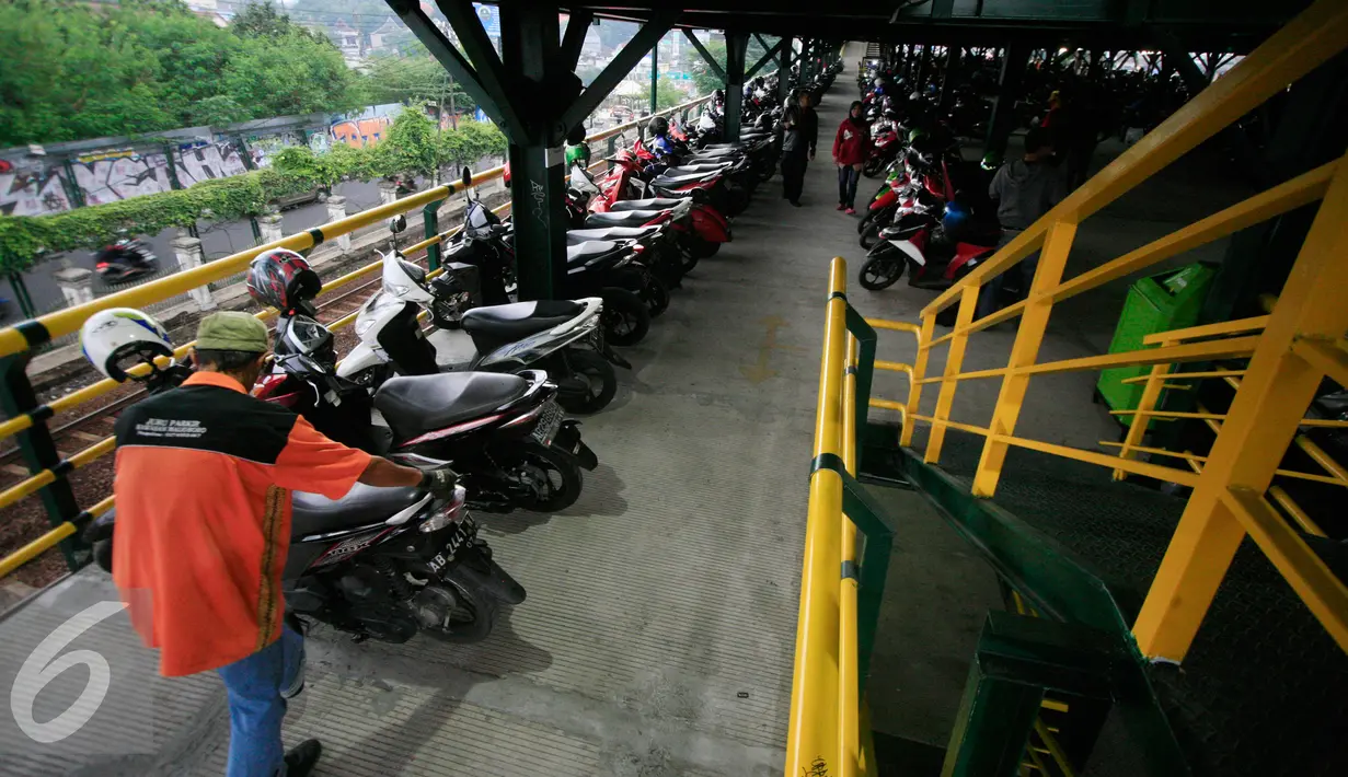 Juru parkir menata kendaraan roda dua di Taman Parkir Abu Bakar Ali, Yogyakarta, Rabu (6/4).Taman parkir pengganti Malioboro kini menjadi kantong parkir utama bagi pengunjung yang ingin ke Malioboro. (Liputan6.com/Boy Harjanto)