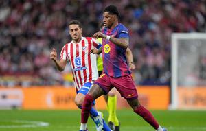Pemain Barcelona, Marcus Rashford, menggiring bola ke depan dalam pertandingan Liga Spanyol melawan Atletico Madrid di Madrid, Spanyol, Minggu (5/4/2026) dini hari WIB. (AP Photo/Bernat Armangue)