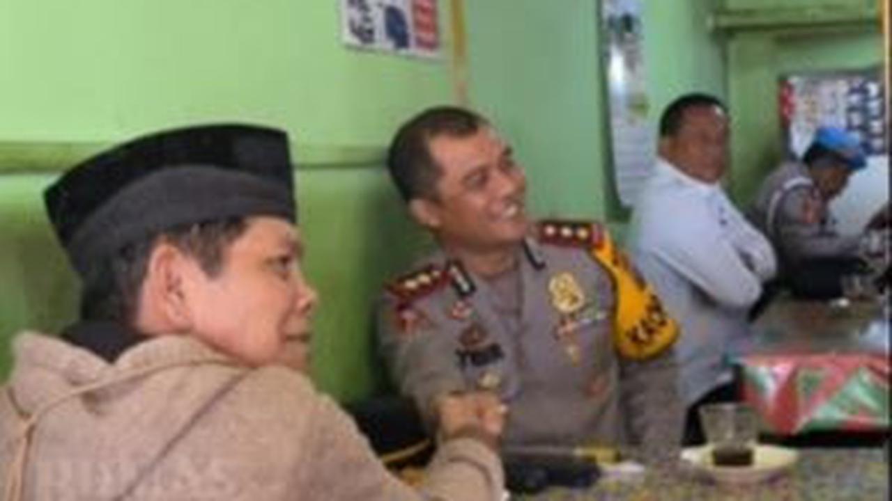 "Ada yang tahu di diskotik mana, beliau pernah sholat sebelum dirobohkan?," tutupnya.