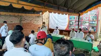 Sekjen DPP Partai Gerindra Ahmad Muzani menyerahkan bantuan kepada korban banjir di Kalimantan Selatan. (Dok Istimewa)