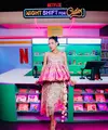 Aktris yang tengah menikmati masa kehamilannya itu tampil memukau dalam balutan busana serba pink yang manis dan playful, membuat penampilannya bak boneka Barbie versi modern. [@sheninacinnamon].