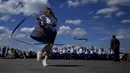 Seorang gadis menari saat menghadiri konser orkestra selama perayaan Hari Kyiv di Kyiv, Ukraina, Minggu (29/5/2022). Ibu kota Ukraina merayakan ulang tahun pendiriannya setiap Minggu terakhir bulan Mei. Kiev merayakan peringatan 1540 tahun pendiriannya, di mana tahun ini dirayakan di bawah darurat militer. (AP Photo/Natacha Pisarenko)