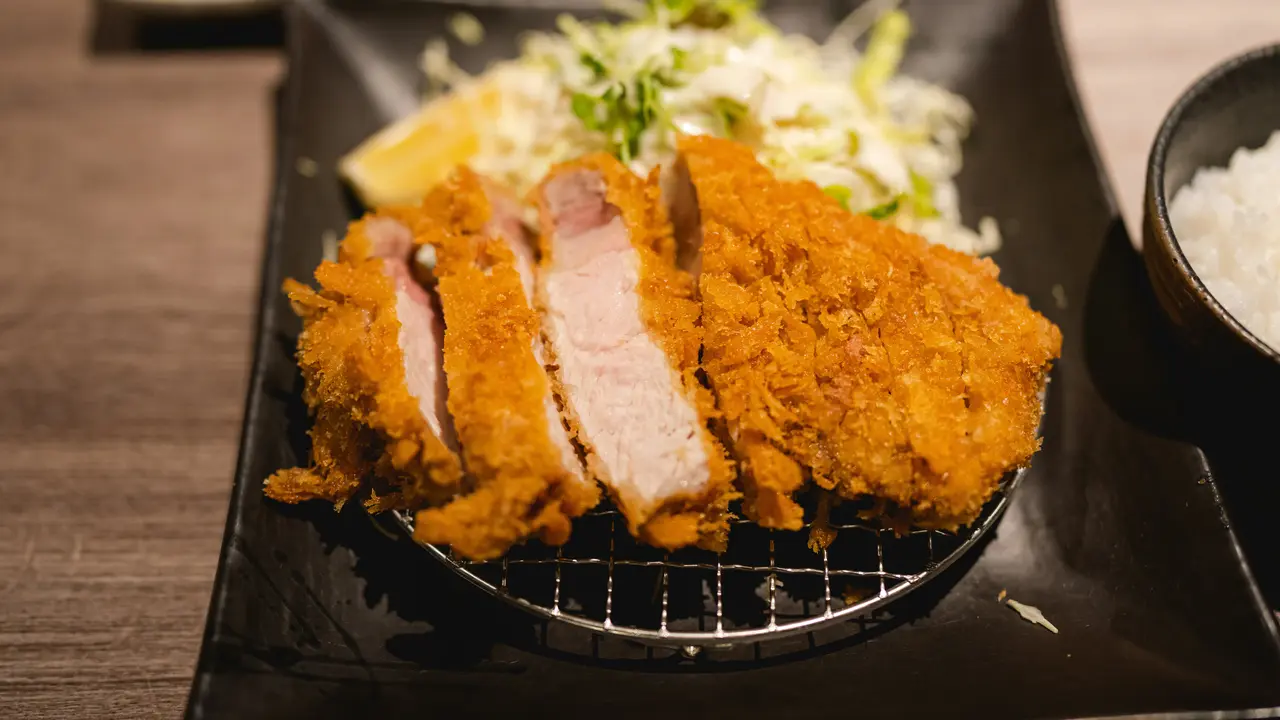 Ilustrasi Ayam Katsu Renyah di Luar Lembut di Dalam/Photo by GRANT LEE on Unsplash