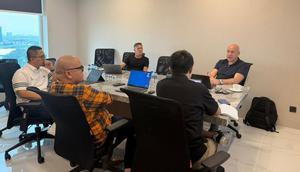 Pelatih Timnas Indonesia, John Herdman, melakukan pertemuan dengan Direktur Teknik (Dirtek) PSSI, Alexander Zwiers, dan jajaran petinggi I.League. (Bola.com/Dok.Instagram Alexander Zwiers).