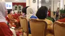 Presiden Joko Widodo atau Jokowi (kanan) memberikan sambutan saat membuka Kongres XXV Wanita Indonesia (KOWANI) di Istana Negara, Jakarta, Selasa (3/12/2019). Dalam kongres tersebut juga dilakukan pemilihan calon ketua umum Kowani yang baru. (Liputan6.com/Angga Yuniar)