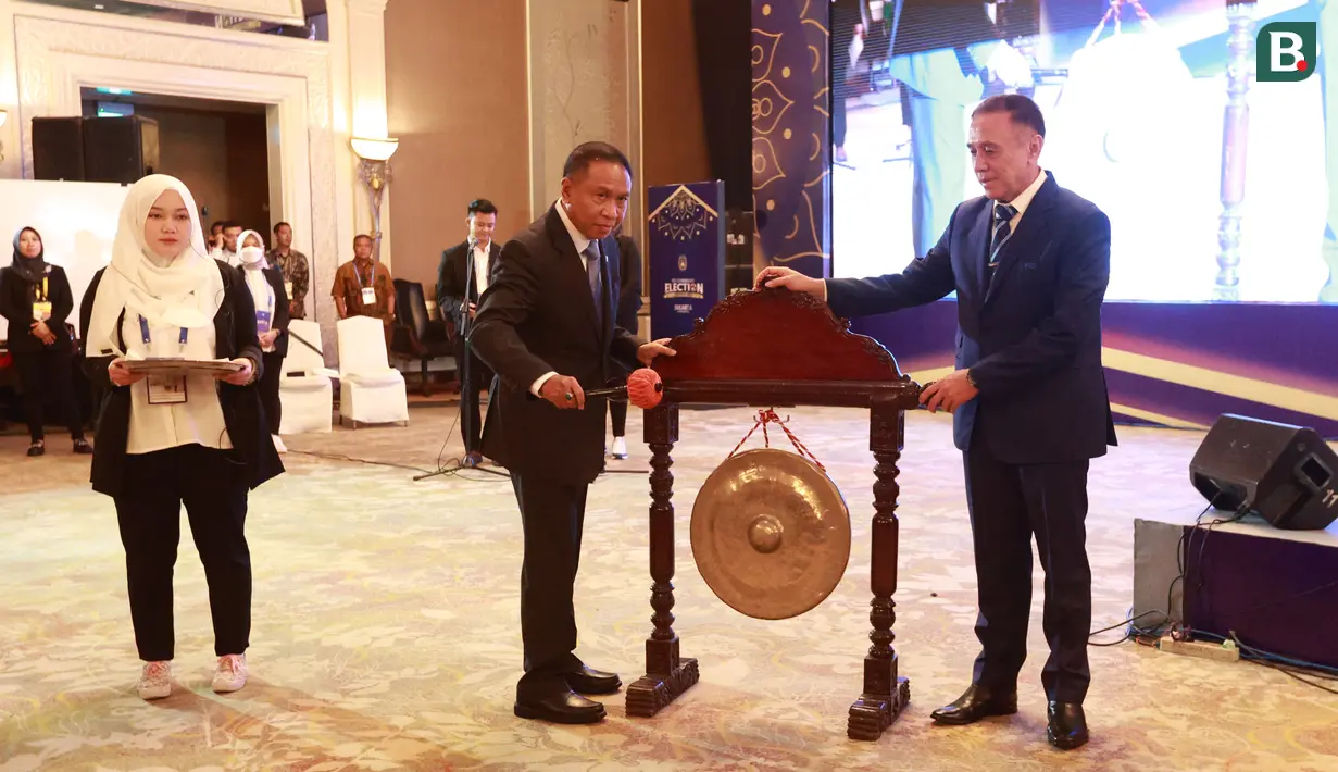 Menpora RI, Zainudin Amali dan Ketua PSSI, Mochamad Iriawan memukul gong saat pembukaan Kongres Luar Biasa (KLB) PSSI di Hotel Shangri-La, Jakarta Pusat pada Kamis (15/2/2023). KLB PSSI tersebut untuk memilih satu Ketua, dua Wakil Ketua, dan 12 anggota Komite Eksekutif (Exco) untuk periode 2023-2027. (Bola.com/M Iqbal Ichsan)