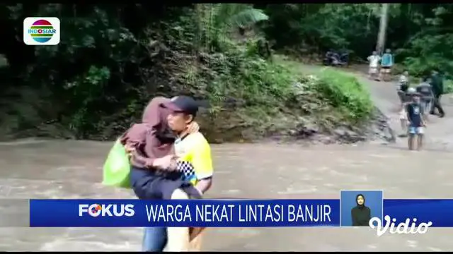 Fokus : Warga Nekat Lintasi Banjir