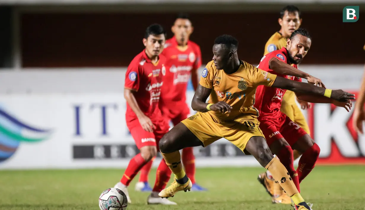Bhayangkara berusaha mengambil alih permainan dan kemudian memberi ancaman di menit ke-25 lewat Ezechiel N’Douassel. (Bola.com/Bagaskara Lazuardi)