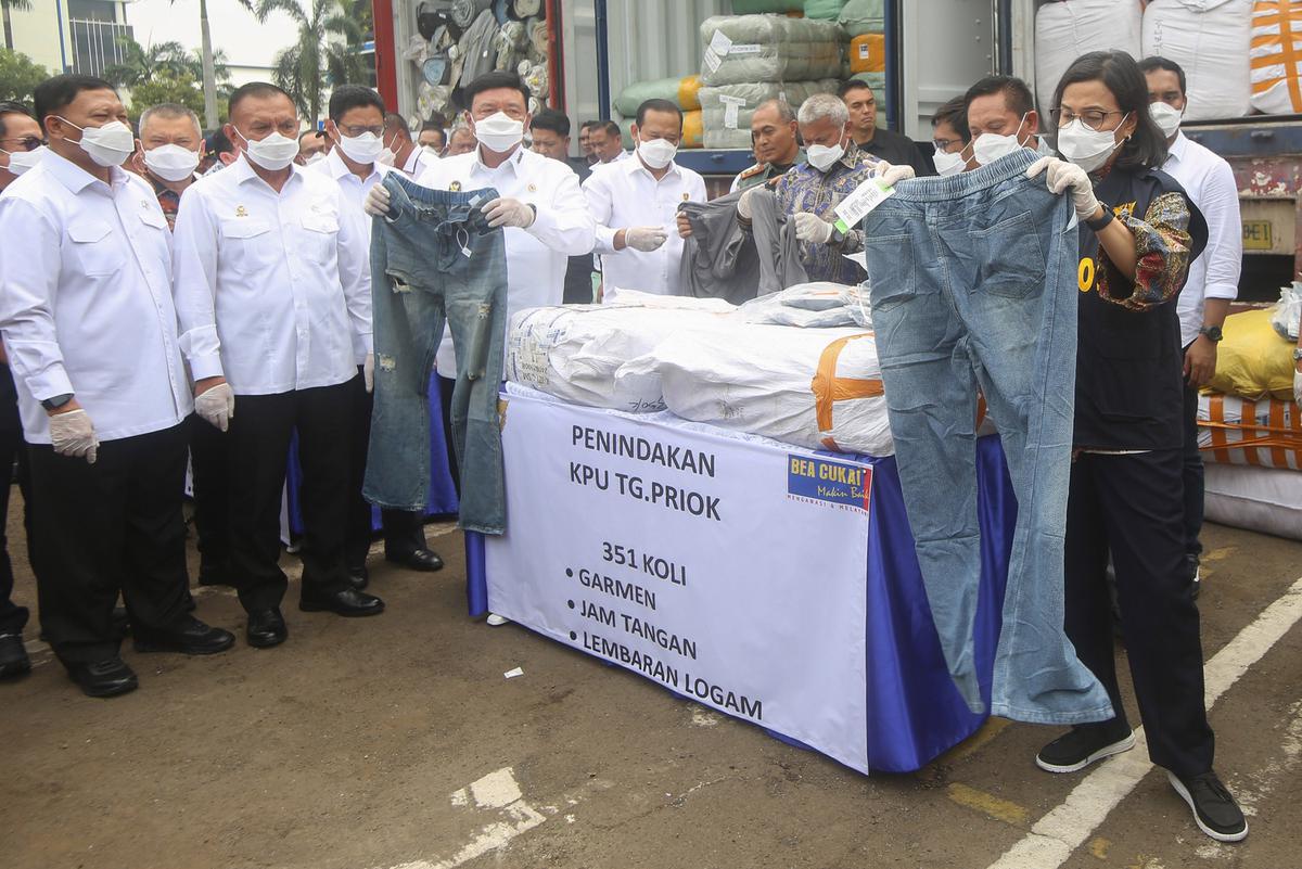 Menko Polkam Budi Gunawan dan Menkeu Sri Mulyani musnahkan barang penyelundupan