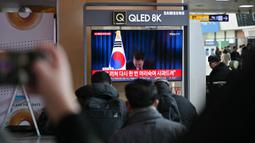 Pengumuman permintaan maaf Presiden Korea Selatan Yoon Suk Yeol diungkap dalam sebuah pidato yang disiarkan di televisi. (ANTHONY WALLACE/AFP)