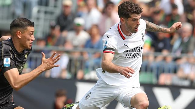 Jay Idzes dan Christian Pulisic - Venezia Vs AC Milan di Serie A 2024/2025