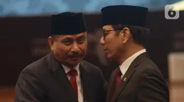 Menteri Pariwisata dan Ekonomi Kreatif, Wishnutama Kusbandio berbincang dengan pejabat lama Arief Yahya saat acara serah terima jabatan di Gedung Kemenpar, Jakarta, Rabu (23/10/2019). Wishnutama mengikuti prosesi sertijab dari Arief Yahya, Menteri Pariwisata 2014-2019. (merdeka.com/Imam Buhori)