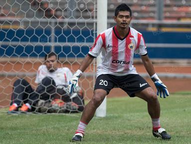 Ada hal menarik pada latihan Persija di SUGBK, Jakarta, Kamis (9/6/2016), yaitu saat striker legendaris mereka, Bambang Pamungkas, bukan berlatih sebagai striker tetapi malah menjadi penjaga gawang. (Bola.com/Vitalis Yogi Trisna)