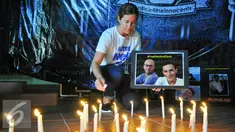 Tracy Bantleman, istri Neil Bantleman guru Jakarta International School (JIS) asal Kanada menyalakan lilin dalam malam Solidaritas kasus JIS di Tugu Proklamasi, Jakarta, Jumat (20/5/2016). (Liputan6.com/Yoppy Renato)