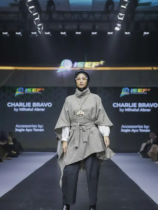 Salah satu sektor prioritas dalam pengembangan ekonomi syariah Indonesia adalah fashion muslim. Indonesia sebagai World Center for Muslim Fashion menjadi tonggak awal kampanye halal lifestyle di Indonesia. (dok/ISEF2021).