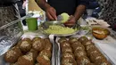 Seorang pedagang Palestina menyiapkan patty falafel di stannya di kota Hebron di Tepi Barat yang diduduki, selama bulan suci Ramadhan, Minggu (18/4/2021). Falafel adalah sebuah makanan Timur Tengah yang pada bulan Ramadhan, sering dimakan sebagai hidangan buka puasa. (HAZEM BADER/AFP)