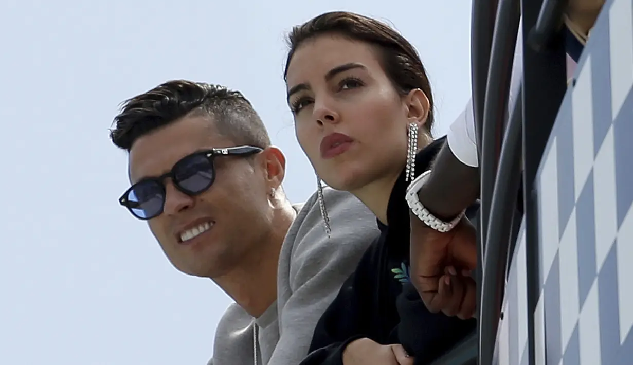 Cristiano Ronaldobersama Georgina Rodriguez saat mereka menonton sesi latihan kedua di arena pacuan kuda Monaco, di Monaco, Kamis, 23 Mei 2019. Melalui media sosial, pesepakbola usia 37 itu mengumumkan bahwa salah seorang dari bayi kembarnya meninggal dunia.(AP Photo/Luca Bruno, File)