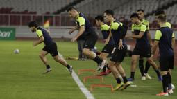 Pemain Ceres-Negros saat sesi latihan jelang laga Piala AFC di SUGBK, Jakarta, Senin (22/4). Ceres-Negros akan berhadapan dengan Persija Jakarta. (Bola.com/M Iqbal Ichsan)