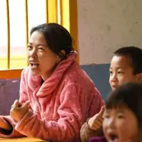 Seorang ibu ikut anaknya belajar di Sekolah Dasar. (Sember Foto: NextShark)