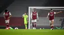 Para pemain Arsenal tampak lesu usai ditaklukkkan Aston Villa pada laga Liga Inggris di Stadion Emirates, Minggu (8/11/2020). Arsenal takluk dengan skor 0-3. (Andy Rain/Pool via AP)