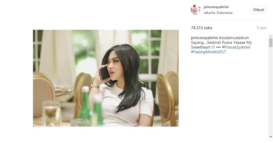 Syahrini tengah menelepon seseorang (Foto: Instagram)