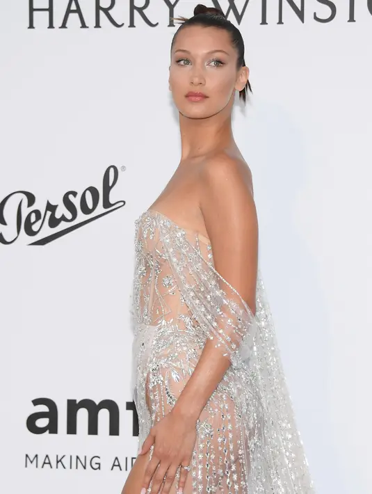 Bella Hadid berpose saat menghadiri amfAR's Cinema Against AIDS 2017 di Festival Film Cannes ke-70, Prancis (25/5). Model 20 tahun ini menjadi pusat perhatian saat mengenakan gaun super seksi tersebut. (Photo by Arthur Mola/Invision/AP)