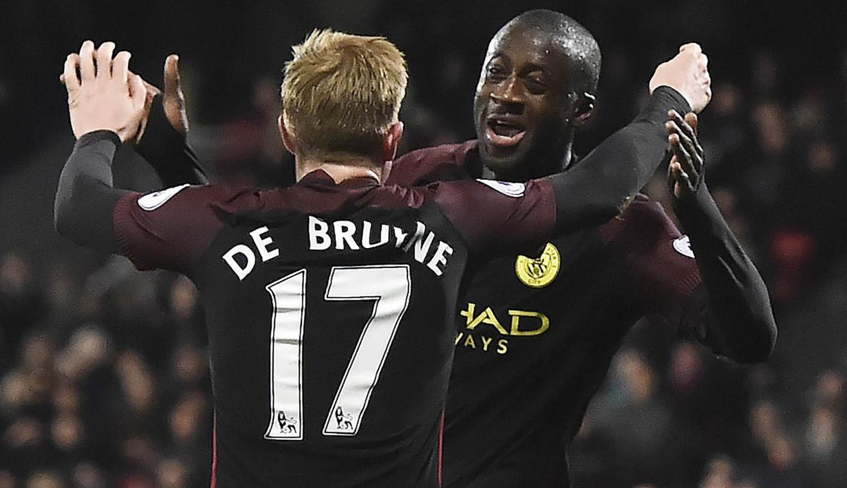Gelandang Manchester City, Yaya Toure, merayakan gol yang dicetaknya ke gawang Crystal Palace pada laga Premier League di Selhurst Park, Inggris, Sabtu (19/11/2016). City menang 2-1 atas Palace. (Reuters/Hannah McKay)