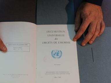 Foto yang diambil pada tanggal 9 Desember 2023 ini menunjukkan dokumen dari Departemen Informasi Perserikatan Bangsa-Bangsa, tertanggal Maret 1949, dipajang oleh seorang karyawan di Bibliotheque Nationale de France (BnF - Perpustakaan Nasional Prancis) di Paris. (Dimitar DILKOFF/AFP)