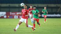 Pemain Timnas Indonesia, Dimas Drajad (kiri) berusaha mengontrol bola saat melawan Bangladesh pada laga uji coba FIFA Matchday antara Timnas Indonesia menghadapi Bangladesh di Stadion Si Jalak Harupat, Bandung, Rabu (1/6/2022) malam WIB. (Bola.com/M. Iqbal Ichsan)