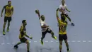 Atlet bola tangan Indonesia, Rafael Tolang, berusaha memasukan bola saat melawan Hongkong pada laga Grup C Asian Games di GOR Popki, Jakarta Timur, Senin (13/8/2018). Indonesia kalah 17-40 atas Hongkong. (Bola.com/Vitalis Yogi Trisna)