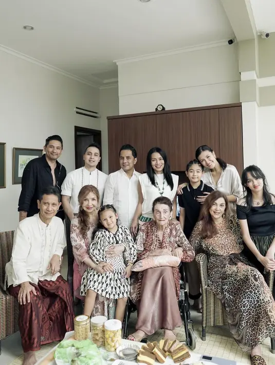 Di beberapa foto lainnya, bahkan keluarga kecil ini memperlihatkan kekompakan keluarga besar mereka yang turut berkumpul di Hari Lebaran, walaupun tidak merayakannya. [Foto: Instagram/mrssharena]