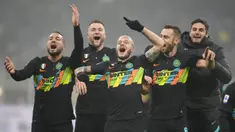 Inter Milan keluar sebagai pemuncak klasemen Liga Italia hingga paruh musim 2021/2022. Memenangkan laga terakhir sebelum libur musim, Nerazzurri berhasil menambah pundi-pundi angkanya menjadi 46 poin. (AP/Luca Bruno)