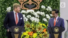 Presiden Joko Widodo (kanan) dan Raja Belanda Willem Alexander menyampaikan keterangan bersama di Istana Bogor, Jawa Barat, Selasa (10/3/2020). Raja dan Ratu Belanda mengunjungi Indonesia untuk peningkatan kerja sama bilateral bidang ekonomi dan sumber daya manusia. (Liputan6.com/Faizal Fanani)