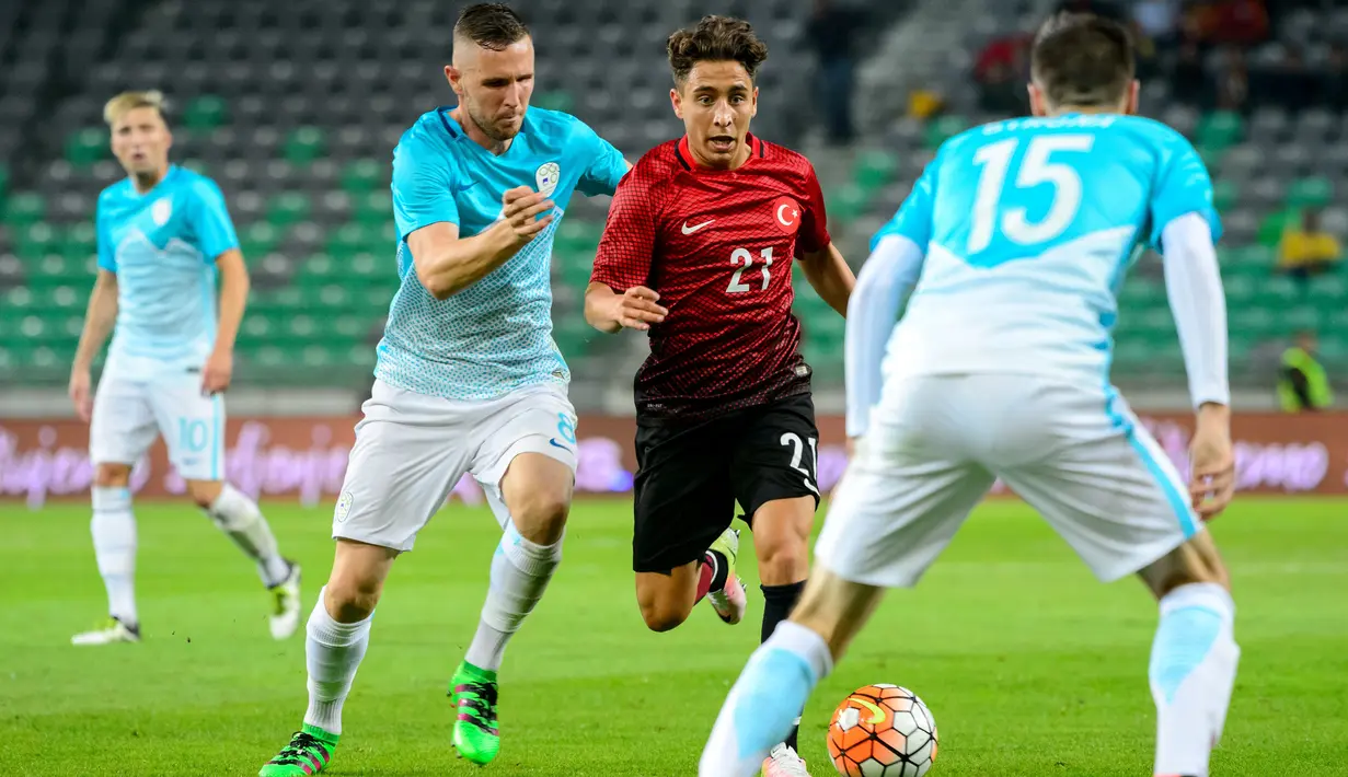 Emre Mor menjadi satu dari tiga pemain berusia 18 tahun di Piala Eropa 2016. Pemain Turki ini sempat diincar MU, Borussia Dortmund, Ajax, dan Galatasaray sebelum bergabung FC Nordsjælland. (AFP/Jure Makovec)