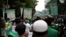 Aksi massa PPP kubu Djan Faridz ketika berdemonstrasi di depan kantor Kemenkumham, Jakarta, Senin (25/4). Mereka mengecam Menkumham Yasonna Laoly yang tak kunjung mengesahkan kepengurusan kubu hasil Muktamar Jakarta. (Liputan6.com/Faizal Fanani)