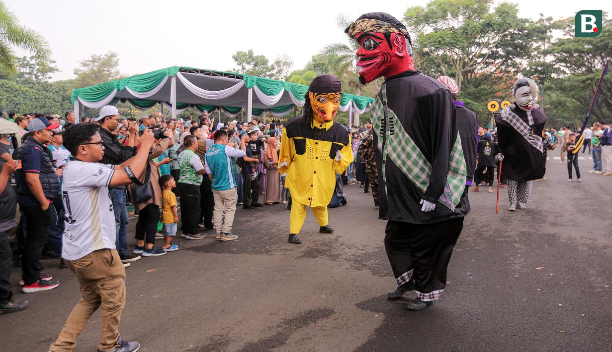 Penampilan kesenian tradisional Jawa Barat ikut memeriahkan kegiatan menggiring bola raksasa dalam rangkaian acara Trophy Experience menyambut Piala Dunia U-17 2023 di Plaza Upakarti, Soreang, Kabupaten Bandung, Minggu (22/10/2023) sore WIB. (Bola.com/Bagaskara Lazuardi)